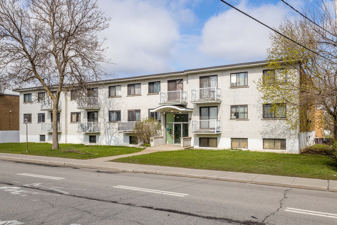 2416 De La Côte-Vertu Boul in Montréal, QC - Building Photo