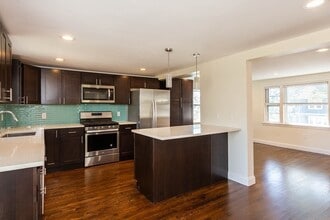 77 Rock Glen Rd, Unit 1 in Medford, MA - Building Photo - Building Photo