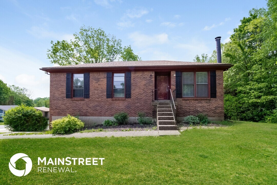 5600 Wooded Lake Dr in Jeffersontown, KY - Building Photo