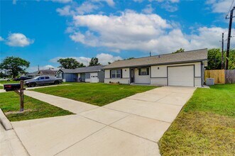 5317 Crestmont St in Baytown, TX - Building Photo - Building Photo