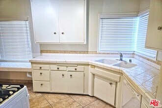 9966 Glencrest Cir in Burbank, CA - Foto de edificio - Building Photo