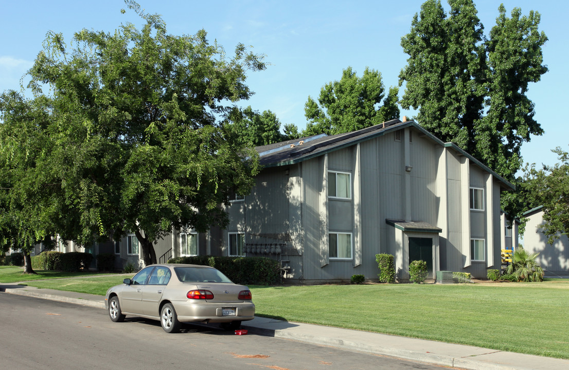 Parkside Village in Dinuba, CA - Building Photo