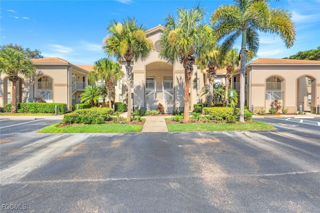 20050 Barletta Ln in Estero, FL - Foto de edificio