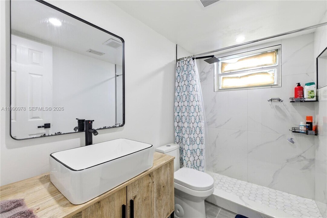 5666 Mayo St in Hollywood, FL - Building Photo