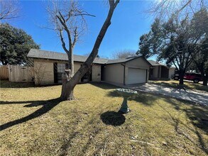 2002 Holly Springs Dr in Taylor, TX - Building Photo - Building Photo