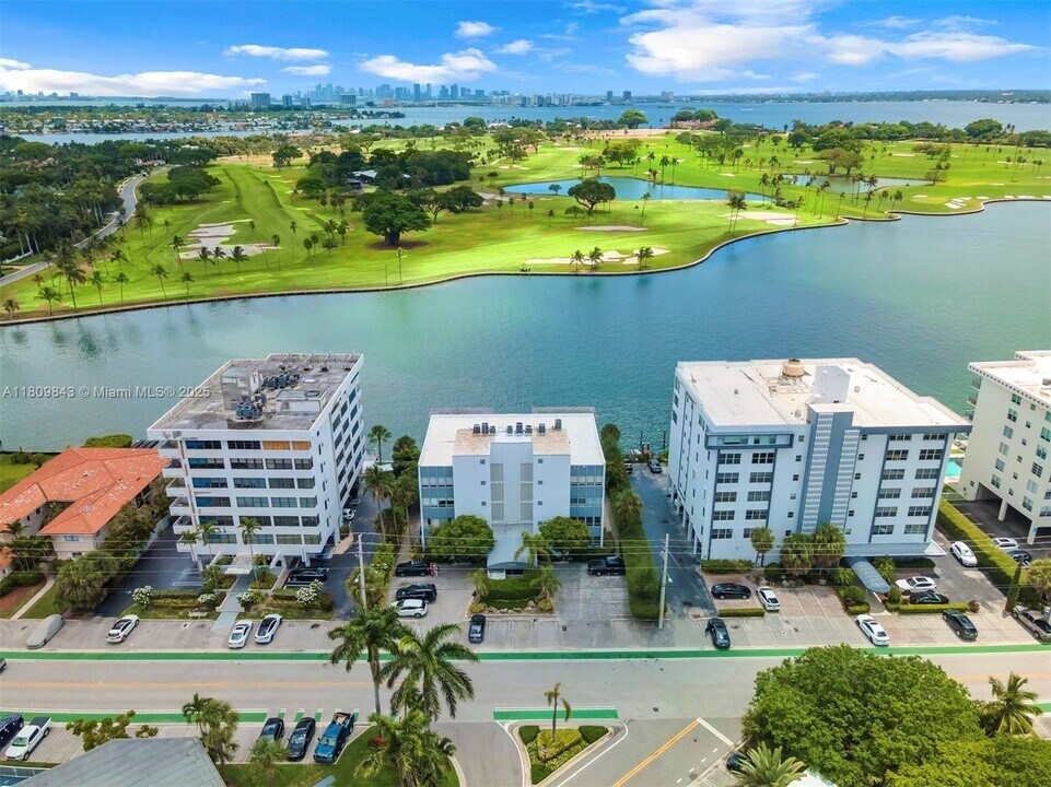 9200 W Bay Harbor Dr in Bay Harbor Islands, FL - Building Photo