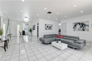 5400 W Park Rd in Hollywood, FL - Building Photo