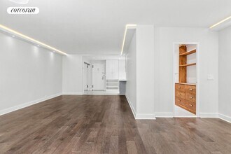 77 W 55th St in New York, NY - Foto de edificio - Building Photo