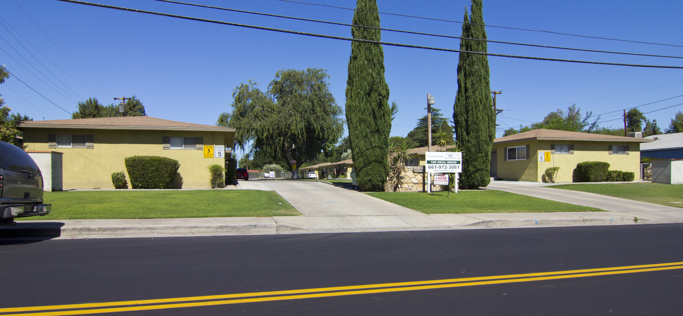 125 Real Rd in Bakersfield, CA - Building Photo