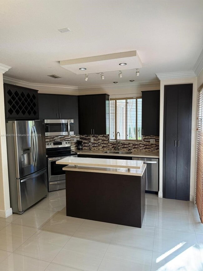 5500 NW 113th Ct in Doral, FL - Foto de edificio - Building Photo