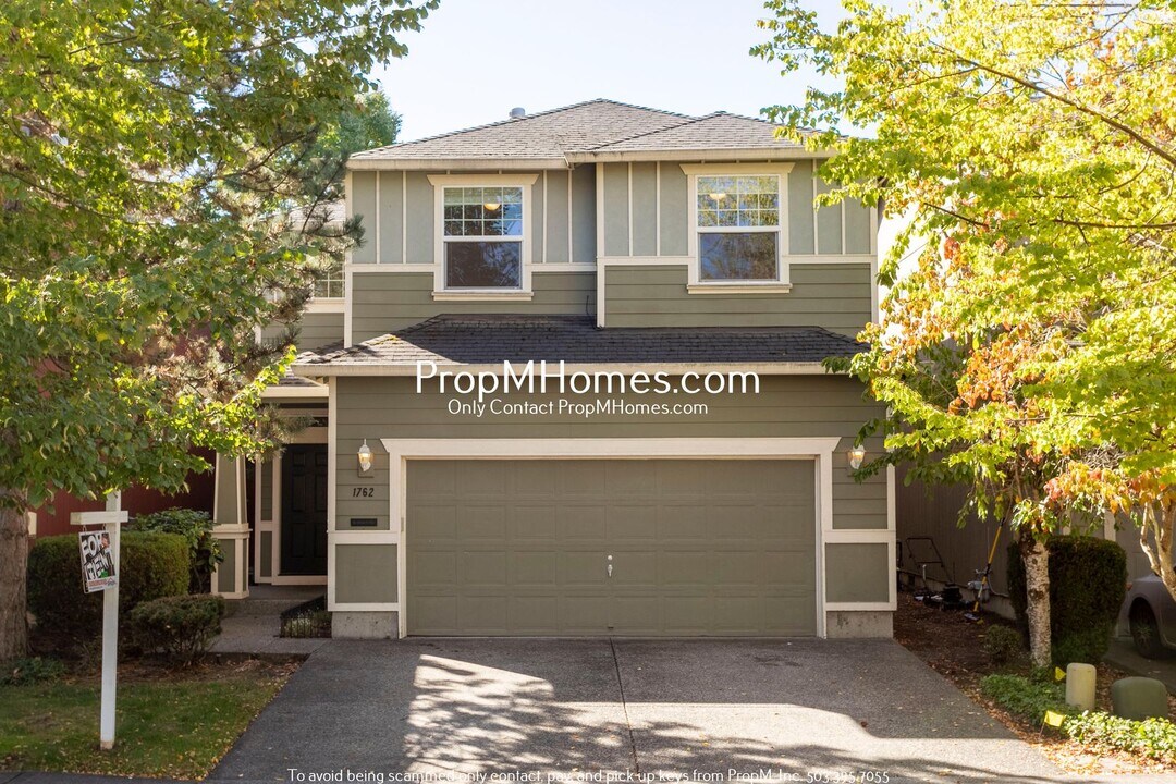 1762 SE Gerhard Dr in Hillsboro, OR - Foto de edificio