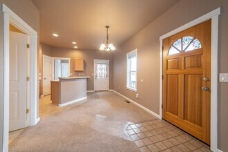 1127 NW 17th St in Redmond, OR - Foto de edificio - Building Photo