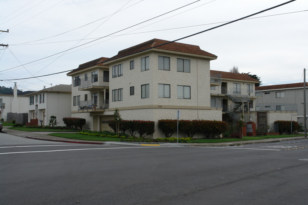 1080 Mission Rd in South San Francisco, CA - Foto de edificio