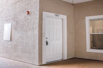 7920 Merrill Rd in Jacksonville, FL - Foto de edificio - Building Photo