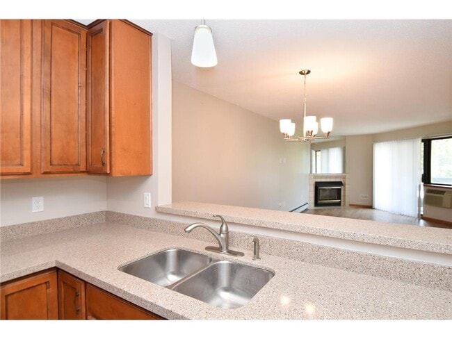 7635 Edinborough Way in Edina, MN - Foto de edificio - Building Photo