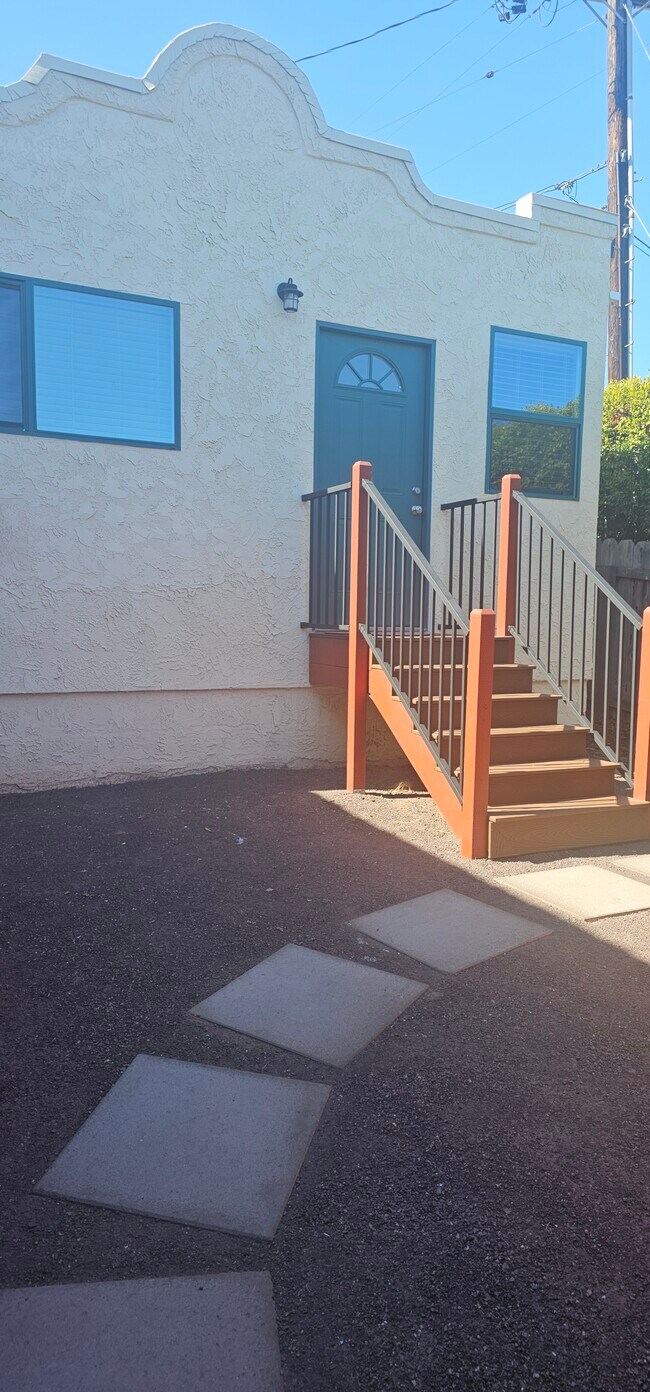 2380 Rosecrans St in San Diego, CA - Building Photo - Building Photo
