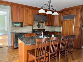 246 Beechmont Dr in New Rochelle, NY - Building Photo - Building Photo