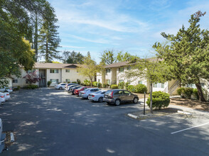 Campus Court Apartments in Chico, CA - Foto de edificio - Building Photo