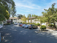 Campus Court Apartments in Chico, CA - Foto de edificio - Building Photo