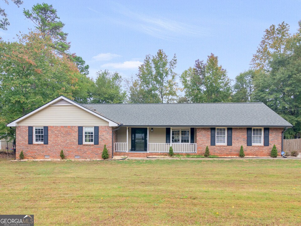 1605 McGarity Rd in Mcdonough, GA - Building Photo