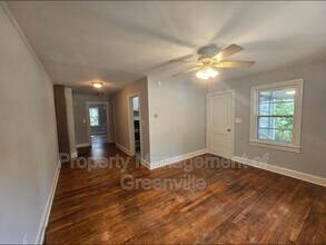 117 White Oak Dr in Greenville, SC - Foto de edificio - Building Photo