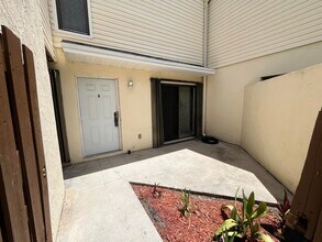 631 Executive Center Dr in West Palm Beach, FL - Building Photo - Building Photo