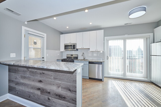 5709 W Seminole St in Chicago, IL - Building Photo - Building Photo