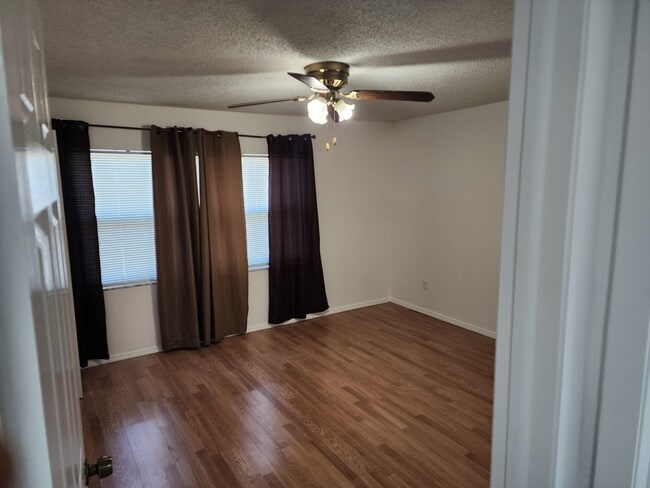 2751 S Pines Dr in Largo, FL - Foto de edificio - Building Photo
