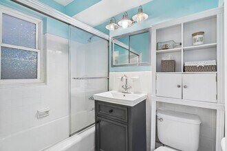 321 E 45th St in New York, NY - Building Photo - Building Photo