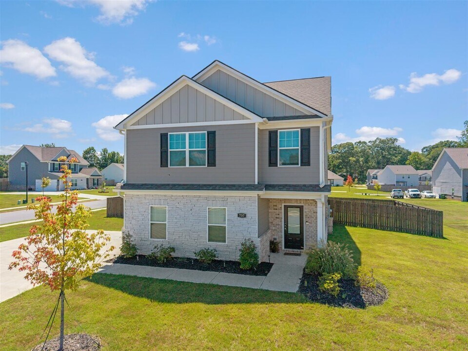 737 Woody Dr in Monroe, GA - Building Photo
