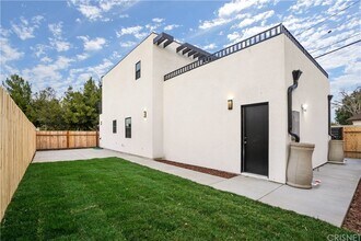18060 W Oxnard St in Encino, CA - Building Photo - Building Photo