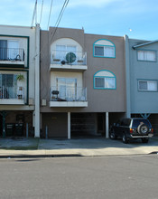 686 Sylvan St in Daly City, CA - Foto de edificio - Building Photo