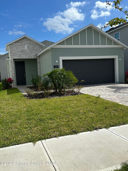 1030 Grantham Ln in Palm Bay, FL - Foto de edificio