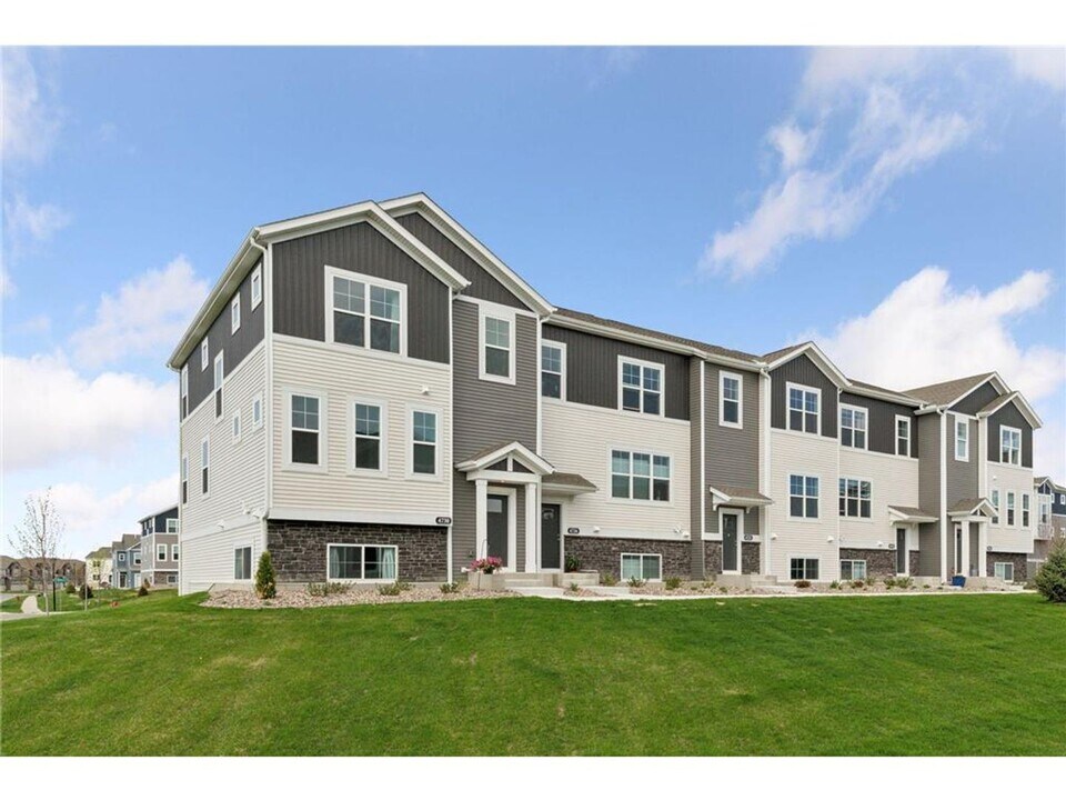 4730 Bottlebrush Ln in Minnetrista, MN - Building Photo