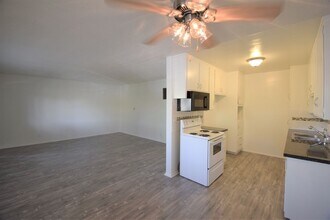 12142 Burbank Blvd in North Hollywood, CA - Foto de edificio - Building Photo