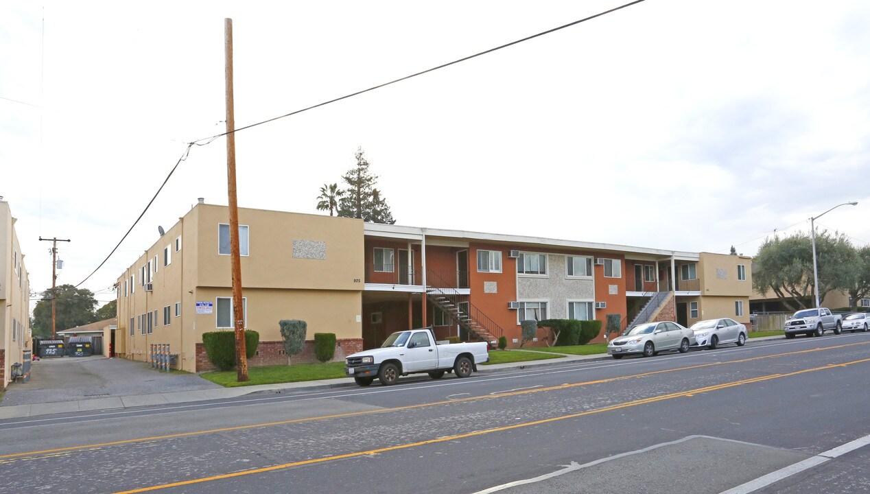 925 Pomeroy Ave in Santa Clara, CA - Foto de edificio