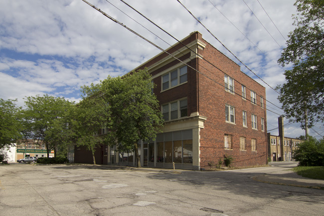 Sheridan Multi-Family Complex in North Chicago, IL - Foto de edificio - Building Photo