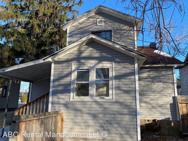 312 Superior St photo'