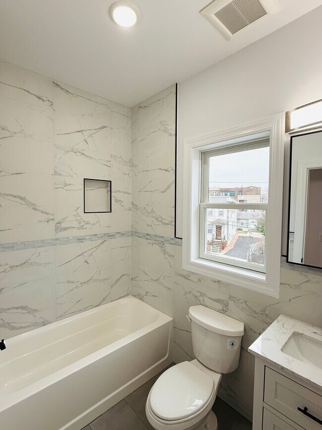 303 N 2nd St, Unit 2 in Harrison, NJ - Foto de edificio - Building Photo