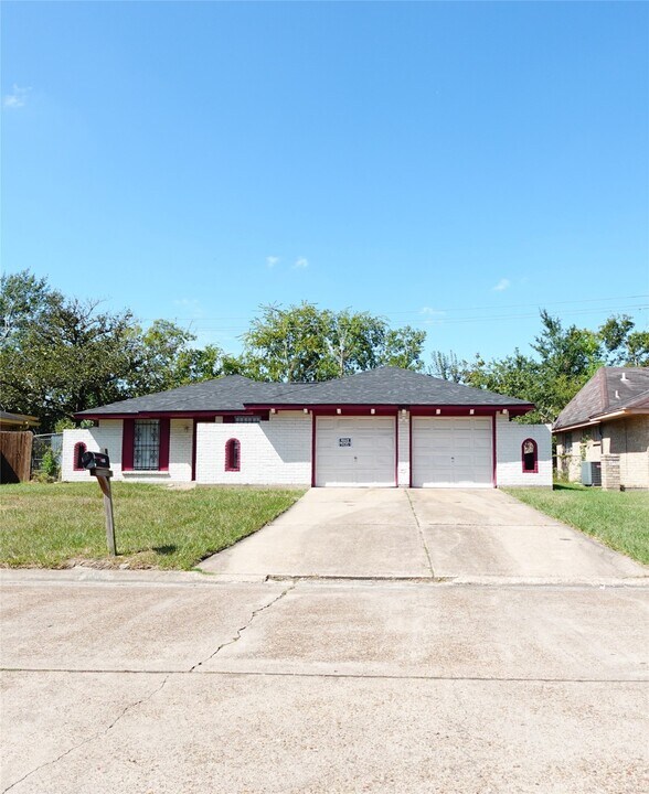 8803 Donley Dr in Houston, TX - Building Photo