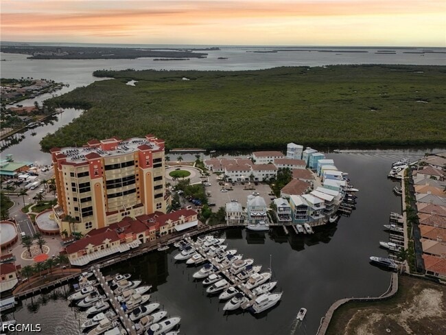 5781 Cape Harbour Dr in Cape Coral, FL - Foto de edificio - Building Photo