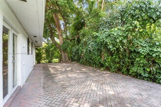 5520 San Vicente St in Coral Gables, FL - Building Photo - Building Photo