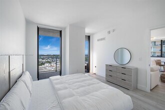 121 NE 34th St, Unit 2109 in Miami, FL - Building Photo - Building Photo