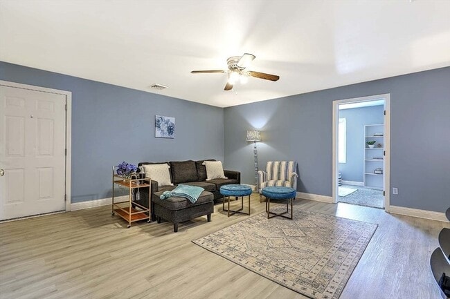 1556 N Main St, Unit 7 in Fall River, MA - Foto de edificio - Building Photo