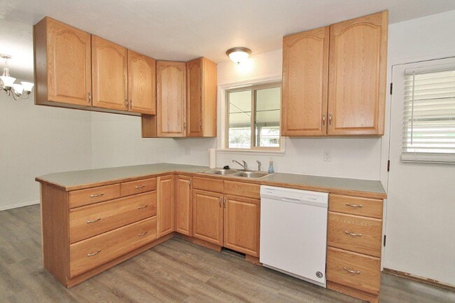 555 Phelps Cir in Mountain Home, ID - Building Photo - Building Photo