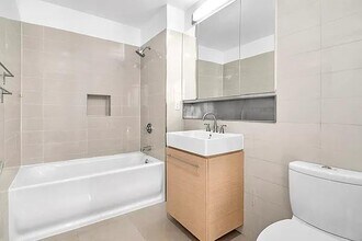 38 Delancey St in New York, NY - Foto de edificio - Building Photo