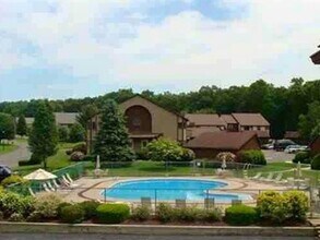 163 Pine Grove Dr, Unit 163 in South Hadley, MA - Building Photo - Building Photo