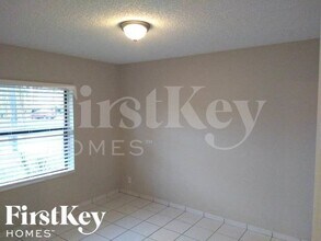 5168 Edgecliff Ave in Greenacres, FL - Foto de edificio - Building Photo