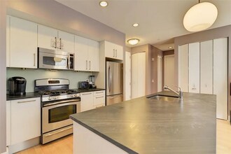 4 Beacon Way in Jersey City, NJ - Building Photo - Building Photo