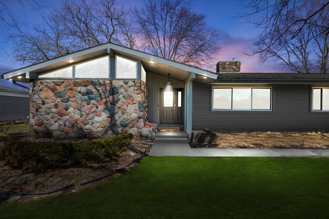 16615 Walcliff Dr in Clinton Township, MI - Foto de edificio